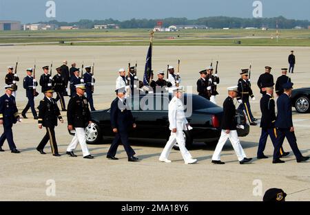 040609-M-7280S-201. [Complete] Scene Caption: Ein Mitglied der US Army 3. Infanterie Old Guard (Vordergrund links) begleitet Mitglieder der Joint Chiefs of STAFF, während sie sich darauf vorbereiten, dem ehemaligen US-Präsidenten Ronald Reagan die Ehre zu erweisen, während sein Körper auf dem Luftwaffenstützpunkt Andrews (AFB) in Maryland (MD) eintrifft. Abbildung von rechts nach links: General der US-Luftwaffe (GEN) Richard B. Myers, Vorsitzender des Joint CHIEF of STAFF (CJCS), gefolgt von GENERAL Peter Pace, stellvertretender Vorsitzender des Joint CHIEF of STAFF, US Navy (USN) Admiral (ADM) Vernon E. Clark, CHIEF of Naval Operations (CNO), US Air Force (USA) Stockfoto