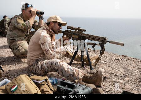 Französische Streitkräfte in Dschibuti (FFDJ) und italienische Streitkräfte führen zusammen mit Soldaten der Virginia Army National Guard, die der Task Force Red Dragon zugewiesen sind, eine gemeinsame Task Force – Horn von Afrika, eine Scharfschützenruhe im Arta Range Complex, Dschibuti, am 22. Mai 2022 durch. Französische, italienische und US-amerikanische Militärangehörige haben sich im Umgang mit Waffensystemen bereichert und während dieser gemeinsamen Schulung Informationen ausgetauscht. Mitglieder der CJTF-HOA bilden sich regelmäßig aus und arbeiten mit Verbündeten, Partnern und Regierungsorganisationen zusammen, um gemeinsame Anstrengungen zur Verbesserung der Sicherheit und des Wohlstands in Ostafrika zu Unternehmen. Stockfoto