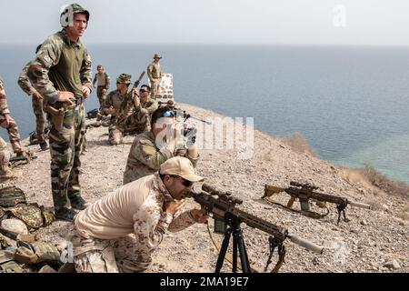 Französische Streitkräfte in Dschibuti (FFDJ) und italienische Streitkräfte führen zusammen mit Soldaten der Virginia Army National Guard, die der Task Force Red Dragon zugewiesen sind, eine gemeinsame Task Force – Horn von Afrika, eine Scharfschützenruhe im Arta Range Complex, Dschibuti, am 22. Mai 2022 durch. Französische, italienische und US-amerikanische Militärangehörige haben sich im Umgang mit Waffensystemen bereichert und während dieser gemeinsamen Schulung Informationen ausgetauscht. Mitglieder der CJTF-HOA bilden sich regelmäßig aus und arbeiten mit Verbündeten, Partnern und Regierungsorganisationen zusammen, um gemeinsame Anstrengungen zur Verbesserung der Sicherheit und des Wohlstands in Ostafrika zu Unternehmen. Stockfoto