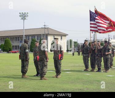 040609-M-3843C-066. [Complete] Szene Caption: US Marine Corps (USMC) GUNNERY Sergeant (GYSGT) Scott Cooper (Hintergrund links) und USMC Colonel (OBERST) Stephen Fenstermacher (Vordergrund links), Commander, Marine Wing Support Group One Seven (MWSG-17), überreicht die Bronze Star Medal (mit Kampfunterscheidungsgerät) USMC Sergeant (SGT rechts), Lauritzen (Hintergrund rechts) Und USMC SGT Mauricio Guevara, beide Kampfeingenieure, die während einer Preisverleihung an Bord der Marine Corps Air Station (MCAS) Iwakuni, Japan, der Marine Wing Support Squadron One Seven One (MWSS-171) zugeteilt wurden. Beide Marines wurden ausgezeichnet Stockfoto