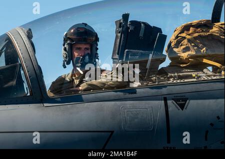 EIN US-AMERIKANISCHER Der Air Force F-15E Strike Eagle Pilot, der dem 391. Fighter Squadron, Mountain Home Air Force Base, Idaho, zugeteilt wurde, nimmt an einer Übungsspritze während Raging Gunfighter 22-2 am Wendover Airfield, Wendover, Utah, 21. Mai 2022 Teil. Wendover Airfield wurde während des Zweiten Weltkriegs als Ausbildungsort für B-17, B-24 und B-29 Crews genutzt und dient heute einer Mischung aus zivilen und militärischen Zwecken. Stockfoto