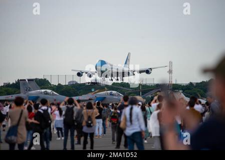 220522-N-CR843-0158 TOKIO (22. Mai 2022) Air Force One nähert sich der Yokota Air Base, während des Japanese - American Friendship Festivals 2022, Mai 22. Präsident Joe Biden kam im Rahmen eines geplanten dreitägigen Besuchs in Japan mit dem Flugzeug an. Stockfoto