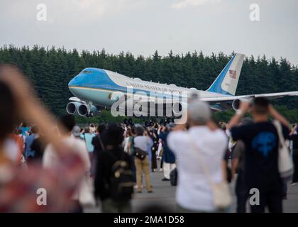 220522-N-CR843-0162 TOKIO (22. Mai 2022) Air Force One nähert sich der Yokota Air Base, während des Japanese - American Friendship Festivals 2022, Mai 22. Präsident Joe Biden kam im Rahmen eines geplanten dreitägigen Besuchs in Japan mit dem Flugzeug an. Stockfoto