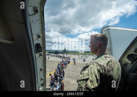 220522-N-CR843-0236 TOKIO (22. Mai 2022) Airman Nathaniel Moss, dem „Fighting Tigers“ der Patrouillenstaffel (VP) 8 zugeteilt, überblickt die Schlange der Leute, die während des japanischen – amerikanischen Freundschaftsfestivals 2022 auf dem Luftwaffenstützpunkt Yokota am 22. Mai auf eine Tour mit dem P-8A-Poseidon-Flugzeug warten. Das zweitägige Festival bot Besuchern die Gelegenheit, mehr über die bilaterale Partnerschaft zwischen den USA und Japan zu erfahren und gleichzeitig die Bindungen zwischen Militär und lokalen Gemeinschaften zu stärken. Der VP-8 konnte mit Unterstützung von Commander, Task Force 72, Yokota Air Base, der japanischen Selbstverteidigungseinheit, an der Veranstaltung teilnehmen. Stockfoto