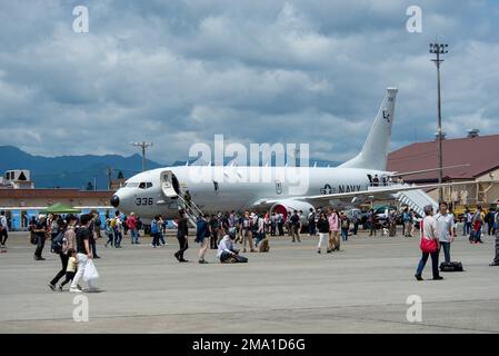 220522-N-CR843-0128 TOKIO (22. Mai 2022) Teilnehmer sehen während des japanischen Freundschaftsfestivals 2022 auf dem Luftwaffenstützpunkt Yokota am 22. Mai ein P-8A Poseidon-Flugzeug, das den „Fighting Tigers“ der Patrouillenstaffel (VP) 8 zugewiesen wurde. Das zweitägige Festival bot Besuchern die Gelegenheit, mehr über die bilaterale Partnerschaft zwischen den USA und Japan zu erfahren und gleichzeitig die Bindungen zwischen dem Militär und den lokalen Gemeinschaften zu stärken. Der VP-8 konnte mit Unterstützung des Kommandanten, der Task Force 72 und des Luftwaffenstützpunkts Yokota an der Veranstaltung teilnehmen. Stockfoto