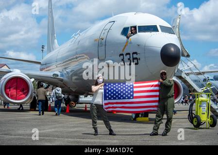 220522-N-CR843-0108 TOKIO (22. Mai 2022) LT. Kyle Loop, TOP, und Naval Aircrewman (Betreiber) 2. Klasse Brandon Perry, rechts, posieren Sie für ein Foto mit einem Friendship Festival 2022 Teilnehmer während einer statischen Tour eines P-8A Poseidon Flugzeugs am Yokota Air Base, Mai 22. Das zweitägige Festival bot Besuchern die Gelegenheit, mehr über die bilaterale Partnerschaft zwischen den USA und Japan zu erfahren und gleichzeitig die Bindungen zwischen dem Militär und den lokalen Gemeinschaften zu stärken. Der VP-8 konnte mit Unterstützung des Kommandanten, der Task Force 72 und des Luftwaffenstützpunkts Yokota an der Veranstaltung teilnehmen. Stockfoto