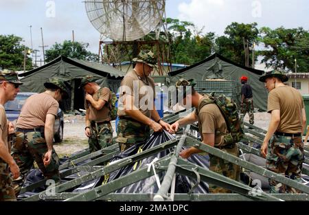 040611-F-6335P-077. [Complete] Szene Caption: US Army (USA) Soldaten des 2. Bataillons, 135. Aviation Regiment (2-135. AVN), Colorado Army National Guard (COARNG), Buckley Air Force Base (AFB), Colorado (CO), arbeiten unter der heißen Sonne und bauen Zelte in Camp Stephenson, Timehri, Guyana (GUYANA), um neue HORIZONTE 2004-Guyana zu trainieren. NEW HORIZONS 2004-Guyana ist eine gemeinsame Übung für Service-Schulungen in Guyana, die von der US Southern Command (SOUTHCOM) in Miami, Florida (FL) und der Guyana Defense Force (GDF) gemeinsam gesponsert wird. Während dieser viermonatigen Übung wurde ein Team von GDF A zusammengeführt Stockfoto