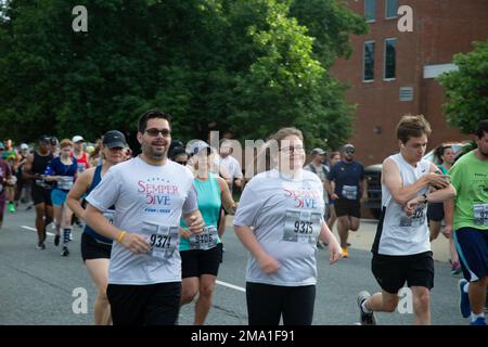 David R. und Sarah P. Rouse, beide aus Fredericksburg, Virginia, nehmen am Semper 5ive teil, neben der James Madison High School, Fredericksburg, Virginia, 22. Mai 2022. Der Semper 5ive ist ein 3,1 km langer, von der USATF zertifizierter Kurs mit moderaten Hügeln durch die wunderschönen historischen Wohnstraßen, um die körperliche Fitness zu fördern, Wohlwollen in der Gemeinde zu generieren und die organisatorischen Fähigkeiten des Marine Corps zu demonstrieren. (Meeresfoto von Mr. Tarnish Pride) Stockfoto