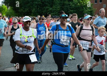 Latonya M. Bullard aus Woodbridge, Virginia, und Samantha A. Porter aus Arlington, Virginia, nehmen an der Semper 5ive teil, neben der James Madison High School, Fredericksburg, Virginia, 22. Mai 2022. Der Semper 5ive ist ein 3,1 km langer, von der USATF zertifizierter Kurs mit moderaten Hügeln durch die wunderschönen historischen Wohnstraßen, um die körperliche Fitness zu fördern, Wohlwollen in der Gemeinde zu generieren und die organisatorischen Fähigkeiten des Marine Corps zu demonstrieren. (Meeresfoto von Mr. Tarnish Pride) Stockfoto