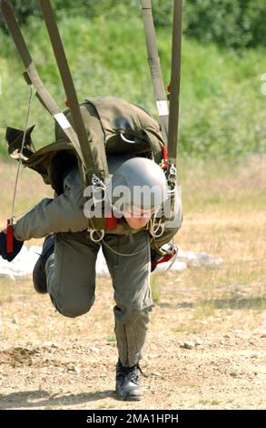 040612-F-3488S-021. [Complete] (Vollständig) Bildunterschrift: Ein Soldat der US-Armee (USA) aus der Abteilung Special Forces Operations (SFO) (DET) 144, Alpha Company (A CO), 2. Bataillon (BN), 1. Special Forces Group (Airborne), Fort Lewis, Washington (WA) landet während der Übung High Altitude Low Opening (HALO) über dem Yukon Training Area in Alaska (AK) während der Übung NORTHERN EDGE 04. NORTHERN EDGE ist Alaskas jährliche gemeinsame Schulungsmaßnahme, die darauf abzielt, die Interoperabilität zwischen den Diensten zu verbessern und die Techniken und Verfahren der gemeinsamen Dienste zu verbessern. Es hilft, eine einsatzbereite Truppe bereitzustellen, die Amerikas schützen kann Stockfoto