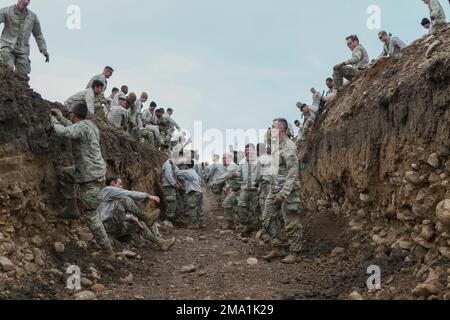 Soldaten und Anführer, die der 4. Infanteriedivision und Fort Carson zugeteilt sind, klettern während der Ivy Week Utah Beach am 23. Mai 2022 in Fort Carson, Colorado, in einen Panzerabwehrgraben ein und aus diesem heraus. Die ersten beiden Hindernisse des Ereignisses symbolisieren die Landung und das Stürmen des Strandes am 6. Juni 1944, wo das Gelände von Dünen und deutschen Verteidigungsanlagen bedeckt ist. Stockfoto