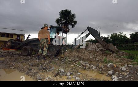 040615-F-6335P-064. [Complete] Bildunterschrift: Selbst wenn der Boden aufgrund des anhaltenden Regens gesättigt ist, arbeiten Mitarbeiter der US Navy (USN) des Naval Mobility Construction Battalion 3 (NMCB-3), Port Hueneme, Kalifornien (CA) weiterhin am Projekt der Timehri Primary School zur Unterstützung der Erkundung NEUER HORIZONTE 2004-Guyana. NEW HORIZONS 2004 - Guyana ist eine gemeinsame Übung für Service-Schulungen in Guyana, Südamerika, die vom US Southern Command (USSOUTHCOM) in Miami, Florida (FL) und von der Guyana Defense Force (GDF) gemeinsam gesponsert wird. Während dieser viermonatigen Übung wurde ein Team aus GDF und US-Mil zusammengeführt Stockfoto