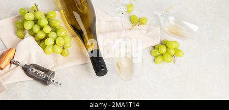 Flacher Weißwein in Gläsern und Korkenzieher auf weißem Hintergrund, Draufsicht, breite Komposition. Weinbar, Weinkellerei, Konzept der Weinverkostung. Panora Stockfoto