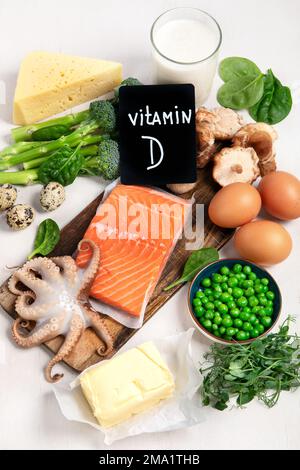 Zusammensetzung mit Vitamin D-reichen Produkten auf weißem Hintergrund, Draufsicht. Stockfoto