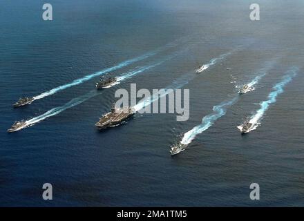 040625-N-9769P-245. [Complete] Scene Caption: Schiffe aus den USA und Kanada navigieren während eines multinationalen Fotoporträts im Pazifik in Formationspositionen rund um den US Navy (USN) Nimitz Class Aircraft Carrier USS JOHN C. STENNIS (CVN 74). Um STENNIS herum sind: (Links im Uhrzeigersinn) USN Oliver Hazard Perry Class Frigate USS FORD (FFG 54); USN Ticonderoga Class Guided Missile Cruiser USS LAKE CHAMPLAIN (CG 57); USN Sacramento Class Fast Combat Support USNS RAINIER (AOE 7); US Coast Guard (USCG) Hamton LAKE CHAMPLAIN der USCutter High Endurance GC Coast Guard Class Stockfoto