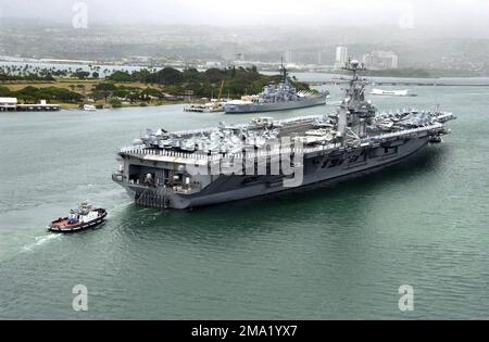 040629-N-9312L-021. [Complete] Scene Caption: US Navy (USN) Matrosen bewachen die Schienen an Bord des Nimitz Class Aircraft Carrier USS JOHN C. STENNIS (CVN 74), während sich das Schiff auf das Kriegsschiff USS Missouri (BB 63) und das USS Arizona (BB 39) Memorial in Pearl Harbor, Hawaii (HI) vorbereitet. Ford Island ist im Hintergrund. STENNIS besucht Pearl Harbor, um am Rim of the Pacific (RIMPAC) 2004 teilzunehmen. RIMPAC ist die größte internationale Seefahrt-Übung in den Gewässern rund um die hawaiianischen Inseln. Dieses Jahr sind sieben teilnehmende Länder beteiligt: Australien, Kanada, Chile, Japan Stockfoto