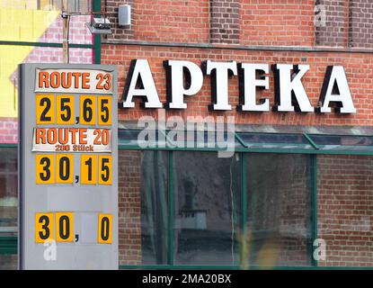 Slubice, Polen. 18. Januar 2023. Die Beschriftung "Apteka" hängt über der Haustür zu einer Apotheke im Stadtzentrum. Kredit: Soeren Stache/dpa/Alamy Live News Stockfoto