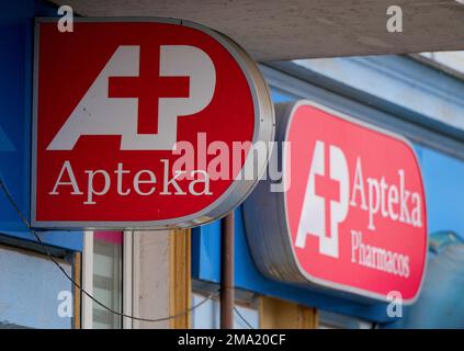 Slubice, Polen. 18. Januar 2023. Rote Schilder „Apteka Farmacos“ hängen über der Haustür zu einer Apotheke in der Innenstadt. Kredit: Soeren Stache/dpa/Alamy Live News Stockfoto