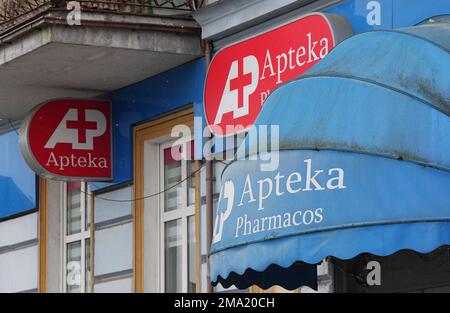 Slubice, Polen. 18. Januar 2023. Ein rotes „Apteka Farmacos“-Schild hängt über der Haustür zu einer Apotheke in der Innenstadt. Kredit: Soeren Stache/dpa/Alamy Live News Stockfoto