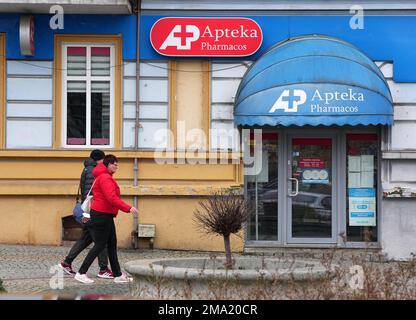 Slubice, Polen. 18. Januar 2023. Ein rotes „Apteka Farmacos“-Schild hängt über der Haustür zu einer Apotheke in der Innenstadt. Kredit: Soeren Stache/dpa/Alamy Live News Stockfoto