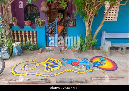 Kuilapalayam, Indien - 17. Januar 2023: Pongal Festival. Kolam wurde vor einem Haus des Dorfes gezeichnet Stockfoto