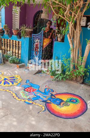Kuilapalayam, Indien - 17. Januar 2023: Pongal Festival. Kolam wurde vor einem Haus des Dorfes gezeichnet Stockfoto