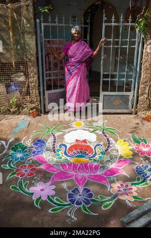 Kuilapalayam, Indien - 17. Januar 2023: Pongal Festival. Kolam wurde vor einem Haus des Dorfes gezeichnet Stockfoto