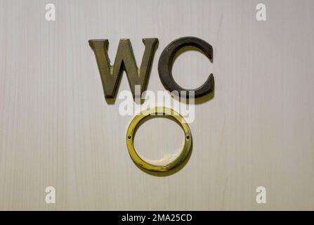 Slubice, Polen. 18. Januar 2023. An einer Tür ist ein Kreis als Piktogramm unter dem Wort „WC“ für Toilette angebracht, was bedeutet, dass die Toilette für Frauen gebaut ist. Kredit: Soeren Stache/dpa/Alamy Live News Stockfoto