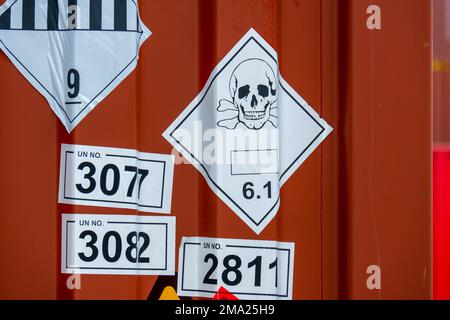 Gefährliche Aufkleber an Behältern Stockfoto