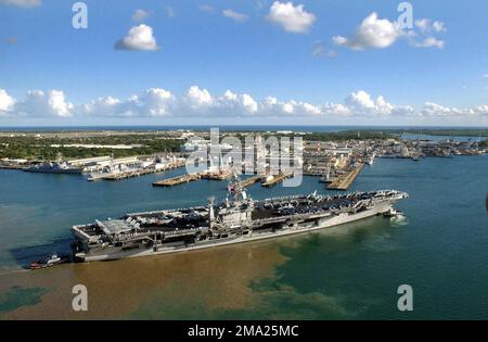 040706-N-5923E-021. [Complete] Szene Caption: Der Flugzeugträger USS JOHN C. STENNIS (CVN 74) der US Navy (USN) Nimitz Class verlässt die Pearl Harbor Naval Shipyard, Hawaii (HI). Die STENNIS und Carrier Air Wing 14 (CVW-14) nehmen an der Übung RIM OF THE PACIFIC (RIMPAC) 2004 Teil, während ihres geplanten Einsatzes, der den neuen Fleet Response Plan (FRP) der Navy FÜR DEN SOMMER PULS 2004 unterstützt. RIMPAC ist die größte internationale Seefahrt-Übung in den Gewässern rund um die hawaiianischen Inseln. Dieses Jahr nehmen sieben Länder Teil: Australien, Kanada, Chile, Japan, Südkorea, Vereint Stockfoto