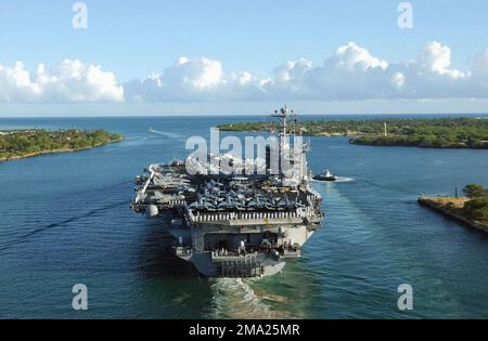 040706-N-5923E-041. [Complete] Scene Caption: Stern im Blickfeld der US Navy (USN) Nimitz Class Aircraft Carrier USS JOHN C. STENNIS (CVN 74), die auf dem Weg ins Meer aus Pearl Harbor heraus dampft. Waipio Point befindet sich rechts neben dem Vordergrund. STENNIS und Carrier Air Wing 14 (CVW-14) nehmen an der multinationalen Seeverkehrsübung RIM DER PACIFIC 2004 (RIMPAC) Teil. RIMPAC ist die größte internationale Seefahrt-Übung in den Gewässern rund um die hawaiianischen Inseln. Dieses Jahr sind sieben Länder beteiligt: Australien, Kanada, Chile, Japan, Südkorea, Vereinigtes Königreich und Vereinigte Staaten. Stockfoto