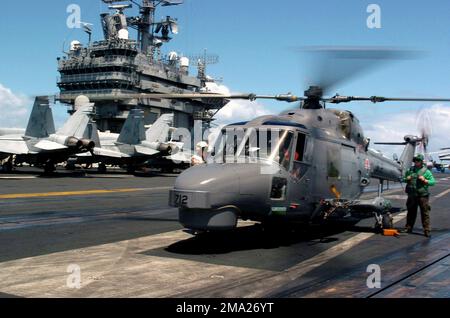 A Republic of Korea (KOR) Westland Super Navy Lynx Mk 99 Helikopter landet an Bord der US Navy (USN) NIMITZ KLASSE: Aircraft Carrier, USS JOHN C. STENNIS (CVN 74). Dies ist das erste Mal in der Geschichte, dass ein koreanisches Flugzeug, gleich welcher Art, an Bord der Stennis gelandet ist. Das Schiff und sein an Bord gegangener Carrier Air Wing 14 (CVW-14) nehmen an der multinationalen Seeverkehrsübung RIMPAC 2004 Teil. RIMPAC ist die größte internationale Seefahrt-Übung, die in den Gewässern rund um die hawaiianischen Inseln durchgeführt wird, und soll die taktische Kompetenz der teilnehmenden Einheiten in einer Vielzahl von Kombi-Einheiten verbessern Stockfoto