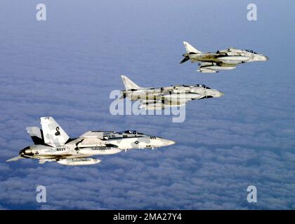 040712-N-3799S-008. [Complete] Scene Caption: Oberhalb der Wolken über dem Atlantik ein US Navy (USN) F/A-18C Hornet Fighter, Strike Fighter Squadron 86 (VFA-86), Sidewinder, Marine Corps Air Station (MCAS) Beaufort, South Carolina (SC), fliegt in Formation mit zwei italienischen AV-8B Harrier II+ , italienischem Navy-Flugzeug GARPPI GARIS GARPPI (C 551), nach Durchführung einer unterschiedlichen Flugausbildung (DACT). Die Flugzeuge sind Teil der Übung MAJESTIC EAGLE, einer multinationalen Übung, die vor der Küste Marokkos durchgeführt wird. In der Übung werden die kombinierten Kraftfähigkeiten und die schnelle re Stockfoto