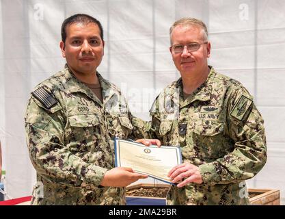 YOKOSUKA, Japan (23. Mai 2022) – Konteradmiral Richard Seif, Befehlshaber der Submarine Group Seven, überreicht eine Dankesbescheinigung an den Massen-Kommunikationsspezialisten Petty Officer 2. Klasse Mario Coto für seine Unterstützung bei der Beschaffung von Mitteln während des 2022 Navy-Marine Corps Corps Society Active Duty Fund Relief Commander, Fleet Activities Yokosuka, Mai 23. Am Ende jeder ADFD-Saison veranstalten NMCRS-Büros aus der ganzen Welt eine Dankeszeremonie zur Anerkennung von Befehlen mit der höchsten Spende pro Kopf, dem höchsten Spendenbeitrag und herausragenden Kommandoführern für den Marin Stockfoto