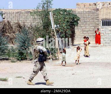 Irakische Kinder winken bei den Truppen des US Marine Corps (USMC) mit Echo Company, 2. Bataillon, 1. Marines, 1. Marine Division, während sie in der Nähe von Falludscha, Irak, patrouillieren, um die IRAKISCHE FREIHEIT zu unterstützen. Operation/Serie: IRAKISCHE FREIHEITSBASIS: Fallujah Staat: Al Anbar Land: Irak (IRQ) Stockfoto