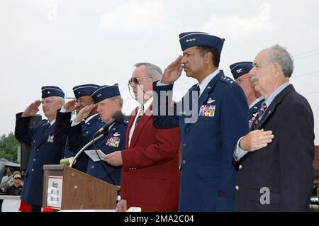 040718-F-4563N-028. [Complete] Szene Caption: Diese ehrenwerten Gäste (von links nach rechts): Ohio Air National Guard (OHANG) Brigadegeneral (BGEN) Richard Green, Assistant Adjutant General (AG) for Air and Commander, OHANG; US Air Force (USAF) BGEN Vergel Lattimore, Chaplain und Air National Guard (ANG) Assistent der LUFTWAFFE; OHANG Major General (MGEN) John Smith, AG Ohio National Guard, Joint Force Headquarters (JF-Hauptquartier); Jan Maroscher (singt die US-Nationalhymne); USAF Lieutenant General (LGEN) Daniel James, III, Direktor der US ANG; USAF (ret.) Oberst (OBERST) Stockfoto