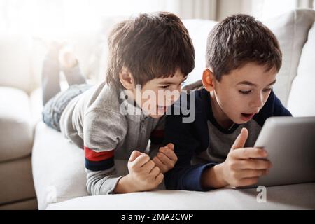 Kinder, Filme und Tablet-Streaming für E-Sport-Spiele, Gaming-Verbindungen oder soziale Medien in der Familie zu Hause. Brüder, Jungen und Kinder auf digitalem Weg Stockfoto