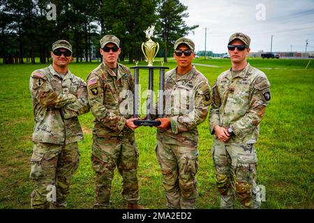 Sgt. Carlos Camelo, Staff Sgt. Travis VanDrew, 1. LT. Harvey situ, Und Sgt. 1. Klasse Nicholas Moon (von links nach rechts), vom 1. Bataillon, 506. Infanterie-Regiment, 1. Brigaden-Kampfteam, 101. Luftangriff, posieren mit der Trophäe, nachdem sie die Woche des Eagles Stress Shoot Wettbewerbs am 23. Mai gewonnen haben, Fort Campbell, Ky. Das Team von 1. Brigade gewann den Stress-Shoot-Wettbewerb mit einer kumulativen Endzeit von 39 Minuten und 42 Sekunden. Stockfoto