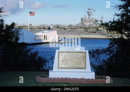 040722-N-9662L-031. [Complete] Scene Caption: Der Flugzeugträger USS JOHN C. STENNIS (CVN 74) der US Navy (USN) Nimitz Class passiert das Schlachtschiff USS ARIZONA (BB 39) und ihre Gedenkplakette auf Ford Island, wenn der Flugzeugträger in Pearl Harbor ankommt. STENNIS und Carrier Air Wing 14 (CVW 14) nehmen an der Übung Rim of the Pacific (RIMPAC) 2004 Teil. RIMPAC ist die größte internationale Seefahrt-Übung in den Gewässern rund um die hawaiianischen Inseln. Dieses Jahr nehmen sieben Länder Teil: Australien, Kanada, Chile, Japan, Südkorea, Vereinigtes Königreich und Vereinigte Staaten Stockfoto