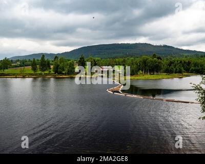 31. Mai 2022, Dorf Closeto Frantsa, Sundsvall, Schweden: Blick auf einen See, der mit einigen Baumstämmen gespalten ist. Die skandinavischen Länder verfügen alle über einzigartige Landschaften, die nur dort zu finden sind. Daher ist es nicht überraschend, dass die skandinavischen Länder das ganze Jahr über unzählige Touristen empfangen. Schweden verfügt auch über mehr als tausend Meilen Küste. Jeder in Schweden kann die Wälder, die Berge, die Seen und das Meer genießen, dank des so genannten jedermanns Rechts. Weit oben im Norden sind die Sommer besonders besonders, denn für ein paar Wochen geht die Sonne gar nicht unter, scheint immer noch um Mitternacht, umwandelt sich Stockfoto