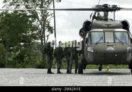 040726-F-0571C-076. [Complete] Szene Caption: Guyana Defense Force (GDF) Soldaten gehen an Bord eines Colorado Army National Guard (COARNG) 2. Bataillon (BN), 135. Aviation Regiment (2/135.) UH-60 Blackhawk (Black Hawk) Utility Helikopters, um medizinische Hilfsgüter zu bewachen, die nach New Amsterdam, Berehbice District, Guyana (GUY), aus Camp Stephenson, Timri, gebracht werden. East Bank Demerara (EBD) District, GUY, im Rahmen einer Operation NEW HORIZONS 2004. Bei dieser Operation handelt es sich um eine viermonatige gemeinsame Dienstausbildung, die in Guyana von Elementen des US-Kommandos Süd (USSOUTHCOM) und der Verteidigung Guyanas durchgeführt wird Stockfoto