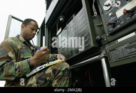 040729-F-2902B-150. [Complete] Bildunterschrift: California Air National Guard (CAANG) STAFF Sergeant (SSGT) Darryl Ferguson, Fuels Craftsman, 194. Kampfgeschwader, 144. Kampfflügel (FW), Fresno Air National Guard Base (ANGB), Kalifornien (CA), Beendet seine Papiere, nachdem er ein F-16C Kampfflugzeug gegen Falcon betankt hat, das sich auf den Start vom Luftwaffenstützpunkt Eielson (AFB), Alaska (AK) vorbereitet, für eine Trainingsmission während der Übung COOPERATIVE COPE THUNDER, der größten multinationalen Flugkampfübung im Pazifik. Diese 15-tägige Übung simuliert Kampfbedingungen in Kriegszeiten Stockfoto