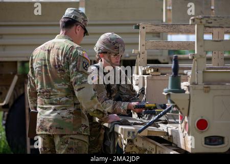 Capt. Justine Bolten, Ergotherapeutin der 10. Mountain Division Sustainment Brigade, 10. Mountain Division, sichert sich einen Wurf während der 10. Mountain Division's Expert Field Medical Badge Evakuierung Lane, 23. Mai 2022, in Fort Drum, New York. Die 10. Mountain Division führt vom 16. Bis 26. Mai E3B durch, das Experten-Infanterie, Soldat und Field Medical Badge umfasst. Stockfoto