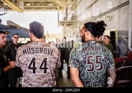 USA Marines mit Marine Fighter Attack Squadron 323, 3. Marine Aircraft Wing (MAW) werden von San Diego Padres Pitchers, Sean Manaea und Joe Musgrove auf der Marine Corps Air Station Miramar, Kalifornien, am 23. Mai 2022 besucht. Manaea und Musgrove waren in der Lage, den F/A-18 Hornet Flugsimulator zu betreiben, mehr über Flugzeugausrüstung und Flugbetrieb zu erfahren und sich mit 3. MAW Marines zu treffen. Stockfoto