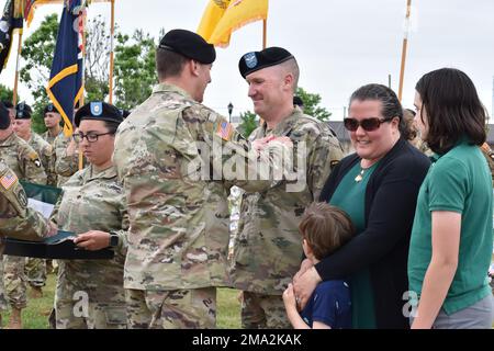 Generalmajor JP McGee, kommandierender General, 101. Luftwaffendivision (Luftangriff), verleiht dem stellvertretenden Kommandeur Oberst Bernard Harrington, 101. ABN, eine Legion of Merit Medaille. Div., während einer Honor Eagle Zeremonie in Fort Campbell, Ky, 23. Mai 2022. Die Zeremonie fand statt, um Harringtons Leistungen und Beiträge zum Screaming Eagle Team zu würdigen. Stockfoto