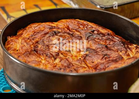 Apfelkuchen in Metallform nach dem Backen im Ofen. Stockfoto