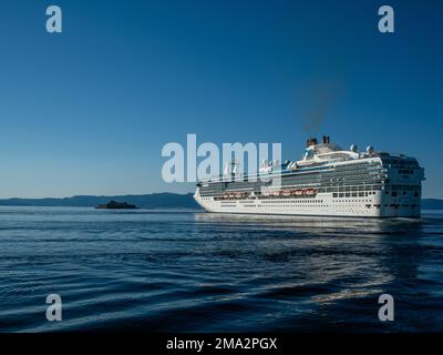 24. Juni 2022, Trondheim, TrÃ¸ndelag, Norwegen: Das Princess Island Kreuzfahrtschiff, das den Hafen verlässt. Die skandinavischen Länder verfügen alle über einzigartige Landschaften, die nur dort zu finden sind. Daher ist es nicht überraschend, dass die skandinavischen Länder das ganze Jahr über unzählige Touristen empfangen. Schweden verfügt auch über mehr als tausend Meilen Küste. Jeder in Schweden kann die Wälder, die Berge, die Seen und das Meer genießen, dank des so genannten jedermanns Rechts. Weit oben im Norden sind die Sommer besonders besonders, denn für ein paar Wochen geht die Sonne gar nicht unter und scheint immer noch um Mitternacht, C. Stockfoto