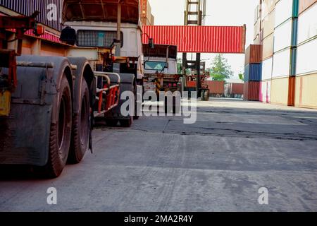 LKWs im Containerlager Schwerpunkt auf Importe und Exporte Stockfoto