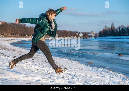 Ein Mann im Sprung hat Spaß im Freien mit Kopierraum. Springer viel Spaß draußen. Stockfoto