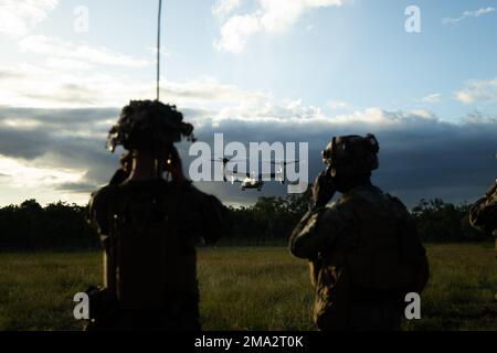 USA Marine Corps CPL. Luc Cogger (links), Funker bei Lima Company, 3D. Bataillon, 7. Marines Regiment (3/7), Ground Combat Element (GCE), Marine Rotational Force-Darwin (MRF-D) 22, und Sergeant. Terrance Jones, ein gemeinsamer Terminal-Angriffscontroller, mit Lima Co., 3/7, GCE, MRF-D 22, MRF-D Beobachten Sie einen MV-22 Osprey mit dem Aviation Combat Element (ACE), MRF-D 22, der während einer Langstreckenevakuierung von Verletzten (CASEVAC) im Rahmen der Übung Southern Jackaroo 22 im Shoalwater Bay Training Area (SWBTA), Queensland, Australien, am 24. Mai 2022 landet. Die MV-22 Ospreys des MRF-D 22 ACE reisten von Darwin, NT, Australien Stockfoto